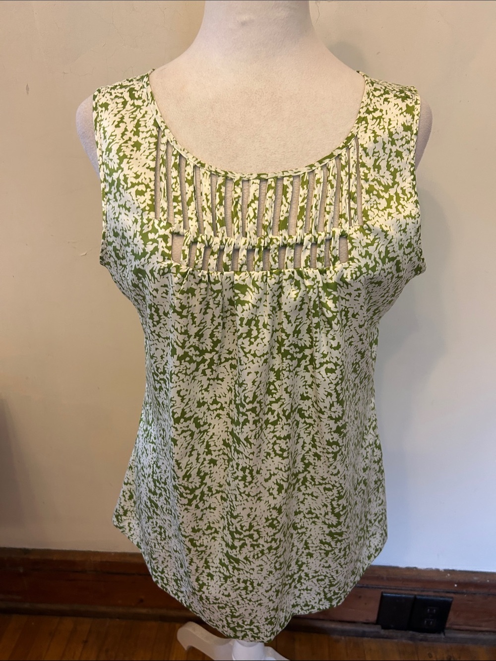 Banana Republic Sleeveless Green and White floral cutout blouse Size M EUC